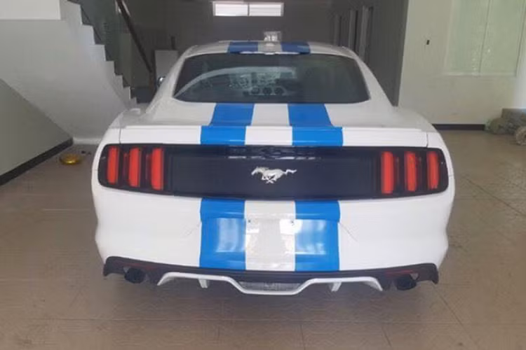 Mẫu xe cơ bắp Ford Mustang phiên bản mới tại thị trường Mỹ hiện có giá bán khoảng 25.300 USD. Sau khi được nhập về một số đại lý không chính hãng tại thị trường Việt Nam mẫu xe cơ bắp này được chào bán với mức giá khoảng hơn 2 tỷ đồng (chưa tính phí trước bạ và biển số).