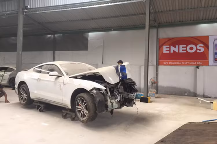 Vừa qua, trên mạng xã hội đã lan truyền những hình ảnh về chiếc xe "cơ bắp" thể thao Ford Mustang 2015 bị bỏ xó, phủ bụi và nằm một góc tại garage ôtô ở Sài Gòn trong tình trạng phần đầu hư hỏng nặng khiến cho cộng đồng đam mê xe tại Việt Nam không khỏi xót xa và tiếc nuối.