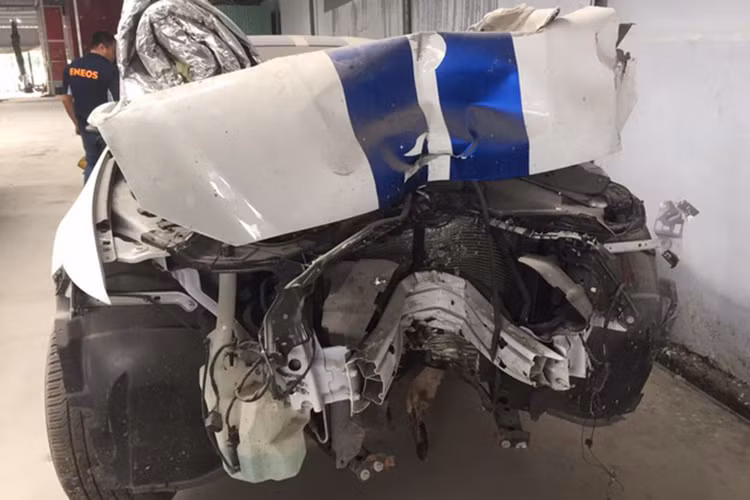 Có vẻ sau vụ tai nạn tại Huế, chủ nhân của chiếc "xe cơ bắp" Ford Mustang 2015 này muốn phục hồi lại nó, tuy nhiên có thể do chi phí làm lại quá lớn cùng với việc mua sắm phụ tùng thay thế hiện không có sẵn (phải đặt hàng hiều tháng tại nước ngoài) chính vì vậy mà nó phải nằm phủ bụi hơn 5 tháng qua tại garage ôtô ở Sài Gòn.