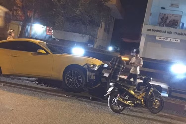 Trước đó, vào tháng 11/2016, tại địa chỉ 303 đường Hà Nội, TP Hải Phòng cũng đã xảy ra một vụ tại nạn với chiếc xe Ford Mustang tương tự nhưng mang ngoại thất màu vàng và sở hữu BKS Hải Phòng 15A- 211.12 do đâm vào dải phân cách. Vụ tai nạn này cũng khiến chiếc xe nát phần đầu, cản trước cùng lưới tản nhiệt gãy nát do lực đâm trực điện gây ra.