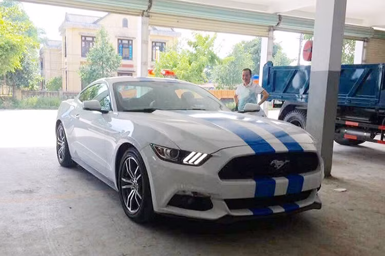 Trước khi gặp nạn, chiếc Ford Mustang 2015 đầu tiên của Huế có ngoại thất trắng muốt cùng 2 đường sọc màu xanh chạy dài từ nắp capô lên trần và kết thúc đuôi xe. Về thiết kế, thế hệ thứ 6 của dòng xe Ford Mustang đi kèm những trang thiết bị hiện đại như dải đèn LED chiếu sáng ban ngày và đèn hậu LED được chia làm 3 ngăn riêng biệt.