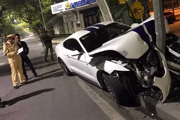 Được biết, chiếc xe thể thao Ford Mustang 2015 này từng gặp nạn khá nghiêm trọng tại Huế vào hồi tháng 3/2017 vừa qua do lái xe mất lái và đâm vào một trụ đèn bên đường. Sau vụ tai nạn, phần đầu cửa chiếc xe bị biến dạng nặng nề với nắp capô móp méo, cản va trước nát bét, đèn pha bị vỡ vụn và cỗ máy EcoBoost 2.3 tăng áp cũng hỏng nặng.