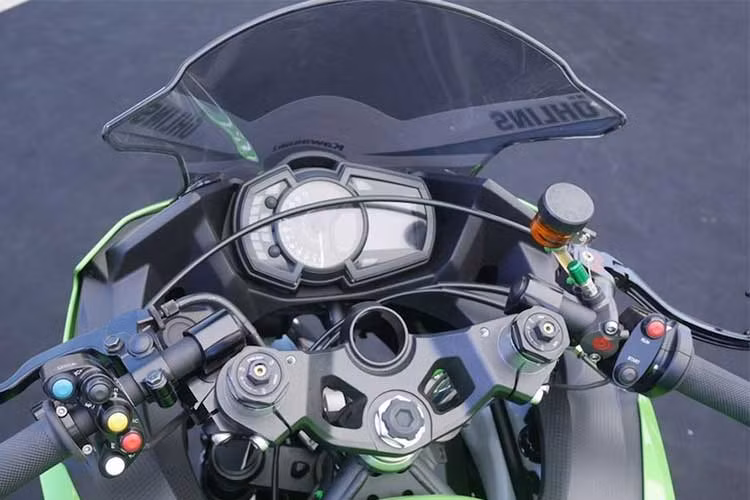 Để khiến môtô thể thao Ninja 400 có dáng xe đua chuyên nghiệp, bộ yên phía sau đã được thay bằng ốp yên solo, trong khi gương chiếu hậu nguyên bản và pad biển số sau bị tháo bỏ.