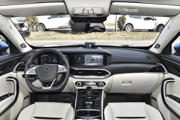 So sánh với phiên bản trước đó, Bestune T77 Pro có trang bị sang trọng hơn một chút và lắp đặt một động cơ tăng áp dung tích 1.5 lít mới. Tương tự như bản T77 tiêu chuẩn, nó cũng có lắp đặt một hệ thống trí thông minh nhân tạo hỗ trợ tài xế.