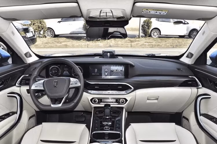 So sánh với phiên bản trước đó, Bestune T77 Pro có trang bị sang trọng hơn một chút và lắp đặt một động cơ tăng áp dung tích 1.5 lít mới. Tương tự như bản T77 tiêu chuẩn, nó cũng có lắp đặt một hệ thống trí thông minh nhân tạo hỗ trợ tài xế.