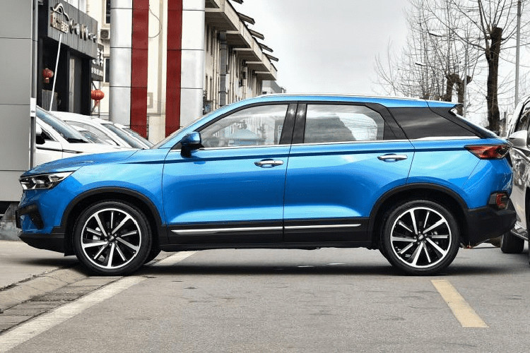 Về ngoại hình, Bestune T77 Pro 2020 mới gần như không có sự khác biệt đối với T77. Đầu mũi xe có lắp đặt một lưới tản nhiệt hình lục giác lớn, kèm hai hốc gió to ở hai bên mang tới một cảm giác thể thao mạnh mẽ, kết hợp với hai cụm đèn pha kéo dài nối liền lưới tản nhiệt ở giữa và tấm cản va kèm cánh gió nho nhỏ.