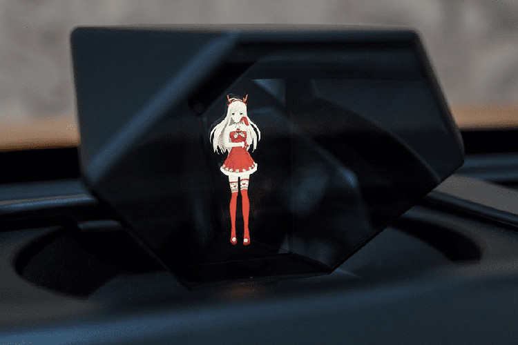 Hệ thống này có thể hiện thân bằng hình ảnh 3 chiều của 3 nhân vật khác nhau theo phong cách hoạt hình dễ thương và còn có thể nhận khẩu lệnh lẫn tiến hành tương tác với hành khách.