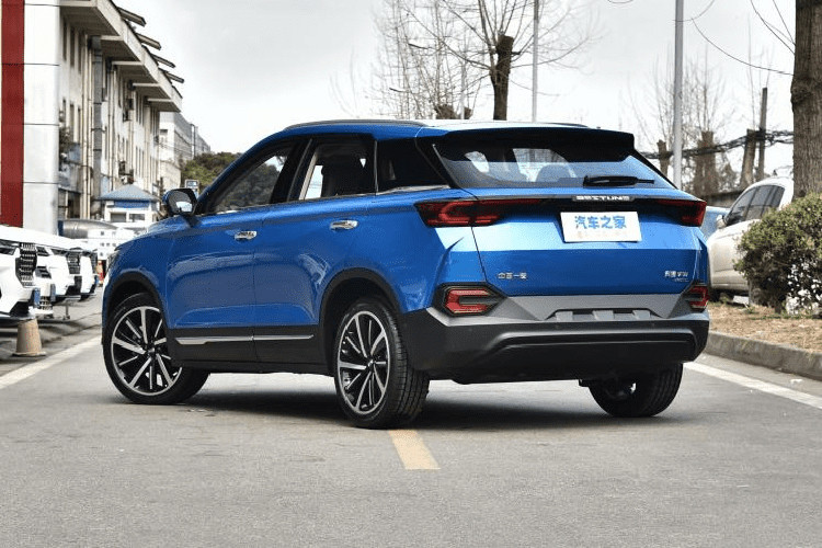 Ở phần đuôi, xe có sử dụng kiểu thiết kế đèn hậu LED chạy ngang xuyên suốt, với đoạn ở giữa cũng có logo của nhãn hiệu, và ở hai bên tấm cản va sau còn trang bị thêm hai cụm đèn hình chữ C nữa. Xe có kích thước cao 4.525 mm, rộng 1.845 mm, cao 1.615 mm, và trục cơ sở 2.700 mm. 