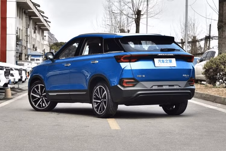 Ở phần đuôi, xe có sử dụng kiểu thiết kế đèn hậu LED chạy ngang xuyên suốt, với đoạn ở giữa cũng có logo của nhãn hiệu, và ở hai bên tấm cản va sau còn trang bị thêm hai cụm đèn hình chữ C nữa. Xe có kích thước cao 4.525 mm, rộng 1.845 mm, cao 1.615 mm, và trục cơ sở 2.700 mm. 