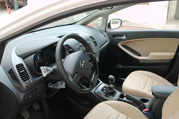 Phiên bản mới Kia Cerato SMT 2018 vẫn giữ nguyên thiết kế như các phiên bản khác với phần đầu xe có lưới tản nhiệt hình mũi hổ đặc trưng, đèn pha Halogen dạng thấu kính với đèn LED ban ngày, cụm đèn sau dạng LED, mâm đa chấu kích thước 17 inch.