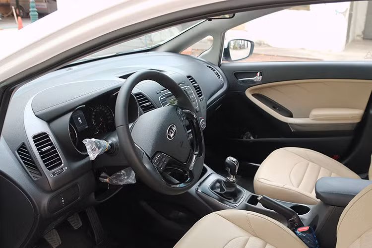 Phiên bản mới Kia Cerato SMT 2018 vẫn giữ nguyên thiết kế như các phiên bản khác với phần đầu xe có lưới tản nhiệt hình mũi hổ đặc trưng, đèn pha Halogen dạng thấu kính với đèn LED ban ngày, cụm đèn sau dạng LED, mâm đa chấu kích thước 17 inch.