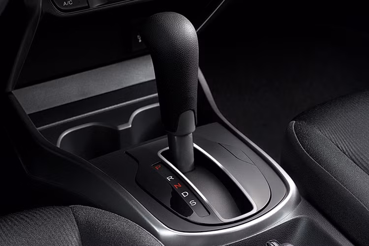 Động cơ của City 2017 tại Việt Nam vẫn là máy xăng 4 xy-lanh i-VTEC, dung tích 1,5 lít, sản sinh công suất tối đa 150 mã lực tại vòng tua máy 6.600 vòng/phút và mô-men xoắn cực đại 145 Nm tại vòng tua máy 4.600 vòng/phút. Động cơ kết hợp với hộp số CVT công nghệ Earth Dreams. 