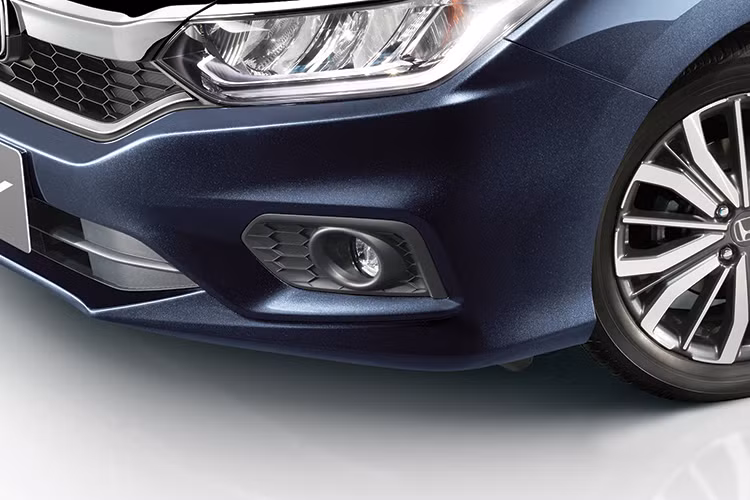 Cụm đèn trước có dạng ngũ giác thay cho kiểu tứ giác trước đây. Chỉ riêng bản 1.5 V là có đèn pha dạng LED, nối giữa hai đèn pha là một thanh crôm theo phong cách của Honda Civic thế hệ mới. Cản trước cũng được làm mới cho phù hợp với những sự thay đổi trên gương mặt City 2017.