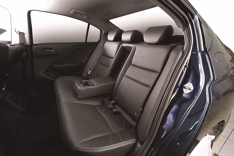 Trong khi đó, phiên bản cao cấp có thêm màn hình cảm ứng, cổng HDMI, điều hòa tự động được chỉnh bằng màn hình cảm ứng, hệ thống kiểm soát hành trình và lẫy chuyển số trên vô lăng. Tương tự trước đây, bản tầm trung này cũng có gương chiếu hậu tích hợp đèn báo rẽ...