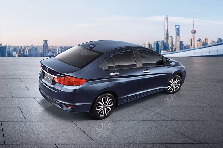 Đuôi xe xuất mang thiết kế khoẻ khoắn đặc biệt xuất hiện cản va phong cách thể thao hơn, tuy nhiên sẽ chỉ có bản 1.5 cao cấp nhất được trang bị đèn hậu dạng LED. Chưa hết, Honda City 2017 tại Việt Nam còn có cánh gió trên nắp cốp sau tích hợp đèn phanh thứ ba dạng LED.