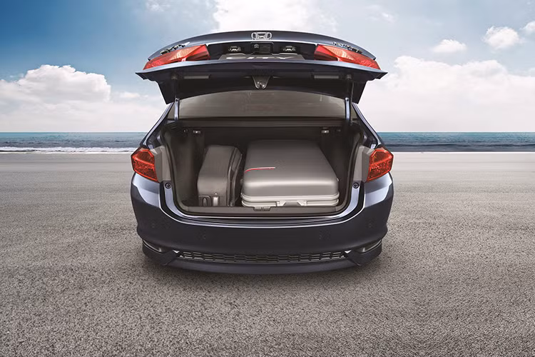 Honda Việt Nam sẽ ra mắt 2 phiên bản City 1.5 và City 1.5TOP bản cao cấp với 6 màu, bao gồm 5 màu hiện tại là Đỏ, Trắng ngà, Titan, Đen ánh, Ghi bạc và thêm một màu mới – Xanh đậm cá tính. Giá bán lẻ đề xuất từ 568 triệu đồng cho bản City 1.5 và 604 triệu đồng cho bản cao cấp City 1.5TOP (bao gồm VAT).