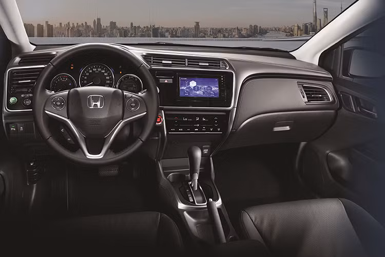 Trên vô lăng của xe vẫn là thiết kế 3 chấu bọc da nhưng được trang bị thêm một số tiên ích nút bấm mới hơn so với phiên bản trước. Các trang bị tiện nghi vẫn không khác gì đời trước với chìa khóa thông minh Smart Key, bật tắt động cơ bằng nút bấm và camera lùi...