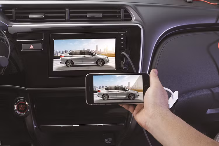 Xe được trang bị hệ thống thông tin giải trí với màn hình cảm ứng 7 inch mới mang tên Digipad. Hệ thống này bao gồm cả tính năng định vị, ra lệnh bằng giọng nói, kết nối Bluetooth, MirrorLink, bộ nhớ 1,5 GB, cổng HDMI... Những trang bị tiêu chuẩn của bản S bao gồm la-zăng bằng thép, ghế bọc nỉ, vô lăng gật gù và dàn âm thanh 4 loa.