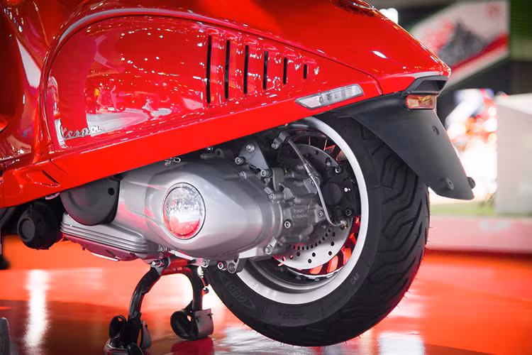 "Trái tim" của Vespa 946 Red là khối động cơ bốn xi lanh đơn 125cc với ba van, được làm mát bằng không khí và hệ thống phun điện tử. Động cơ cực kỳ hiện đại này giúp cho chiếc xe giảm tối đa tiếng ồn khi vận hành và được hãng xe Ý này tự hào có mức tiêu hao nhiên liệu cực kỳ thấp.