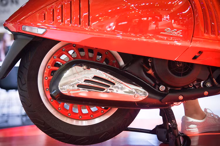 Được trang bị hệ thống kiểm soát lực kéo ASR, một hệ thống điện tử tiên tiến để ngăn cản bánh sau không bị trượt. Sự tinh chế về công nghệ này, một lợi thế độc tôn trong nhóm sản phẩm xe tay ga của tập đoàn Piaggio, giúp tránh mất cân bằng số vòng quay giữa bánh trước và bánh sau, đảm bảo sự bám đường tốt hơn trong mọi hoàn cảnh.