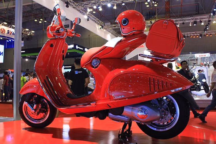 Với mỗi chiếc xe 946 (Vespa) RED tại các thị trường châu Âu, châu Á - Thái Bình Dương và Mỹ bán ra, Piaggio cùng đối tác sẽ bỏ ra 150 USD/xe để ủng hộ trực tiếp cho tổ chức từ thiện (RED) nhằm ngăn chặn, khám, chữa trị, và những dịch vụ hỗ trợ và xét nghiệm căn bệnh thế kỷ HIV.