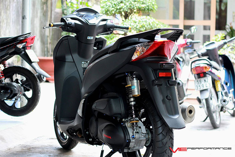 SH300i sử dụng động cơ xi-lanh đơn, dung tích 279cc, làm mát bằng chất lỏng, tích hợp hệ thống phun xăng điện tử PGM FI, công suất 25,2 mã lực tại 7.500 vòng/phút, mô-men xoắn cực đại 25,5 Nm tại 5.000 vòng/phút. Tại thị trường Việt Nam, giá xe Honda Sh300i được phân phối chính hãng là 248 triệu đồng.