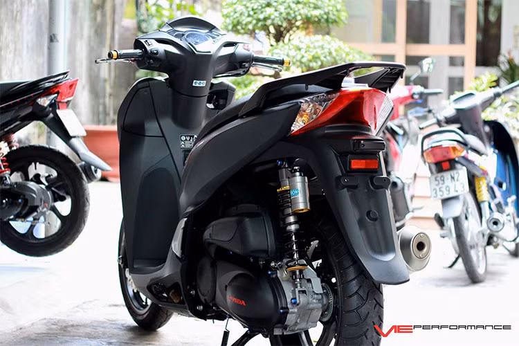 SH300i sử dụng động cơ xi-lanh đơn, dung tích 279cc, làm mát bằng chất lỏng, tích hợp hệ thống phun xăng điện tử PGM FI, công suất 25,2 mã lực tại 7.500 vòng/phút, mô-men xoắn cực đại 25,5 Nm tại 5.000 vòng/phút. Tại thị trường Việt Nam, giá xe Honda Sh300i được phân phối chính hãng là 248 triệu đồng.