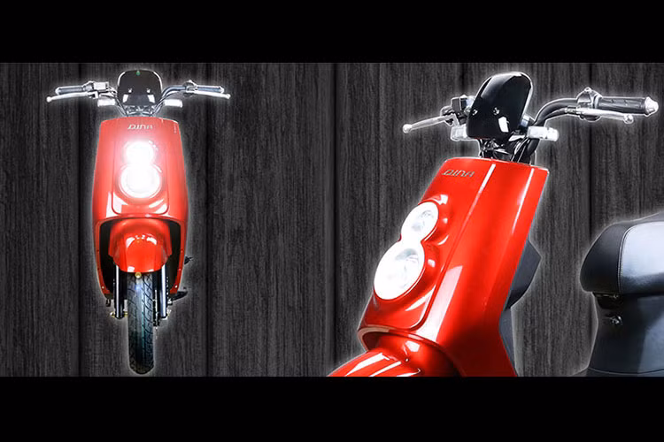 Xe điện Dina sở hữu đèn đôi được trang bị giải đèn led theo viền hình số 8. Trước xe Dina, chưa có một chiếc xe điện nào trang bị đèn led ngày.