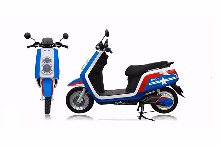 Khác với các xe có cốp nhựa rộng thường chỉ được sơn 1 màu, xe Dina có một phiên bản sơn cốp theo cách phối màu đỏ - xanh – trắng với hình ngôi sao theo phong cách của Đội trưởng Mỹ.