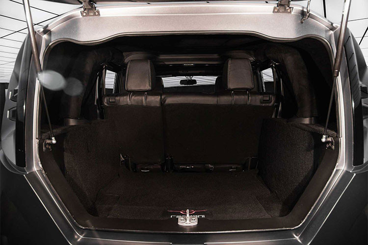 Ngoài ra, để hành khách bước vào hàng ghế thứ 2 dễ dàng hơn đồng thời tăng hiệu ứng thị giác, Rezvani Tank còn đi kèm cửa mở ngược như Rolls-Royce Phantom. "Trái tim" của Rezvani Tank là động cơ xăng V8, dung tích 6,4 lít, sản sinh công suất tối đa 500 mã lực. Sức mạnh được truyền tới cả 4 bánh xe.