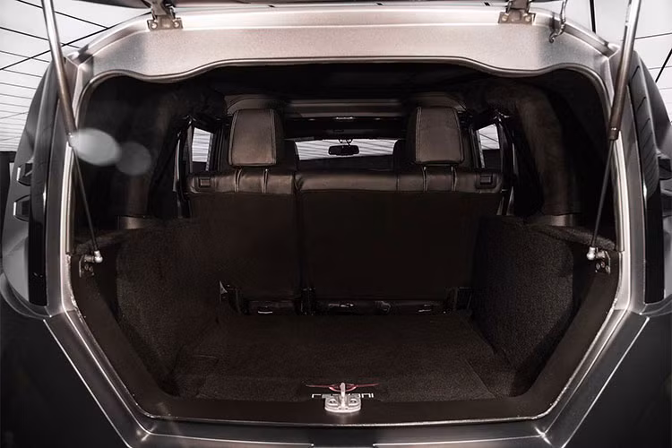 Ngoài ra, để hành khách bước vào hàng ghế thứ 2 dễ dàng hơn đồng thời tăng hiệu ứng thị giác, Rezvani Tank còn đi kèm cửa mở ngược như Rolls-Royce Phantom. "Trái tim" của Rezvani Tank là động cơ xăng V8, dung tích 6,4 lít, sản sinh công suất tối đa 500 mã lực. Sức mạnh được truyền tới cả 4 bánh xe.