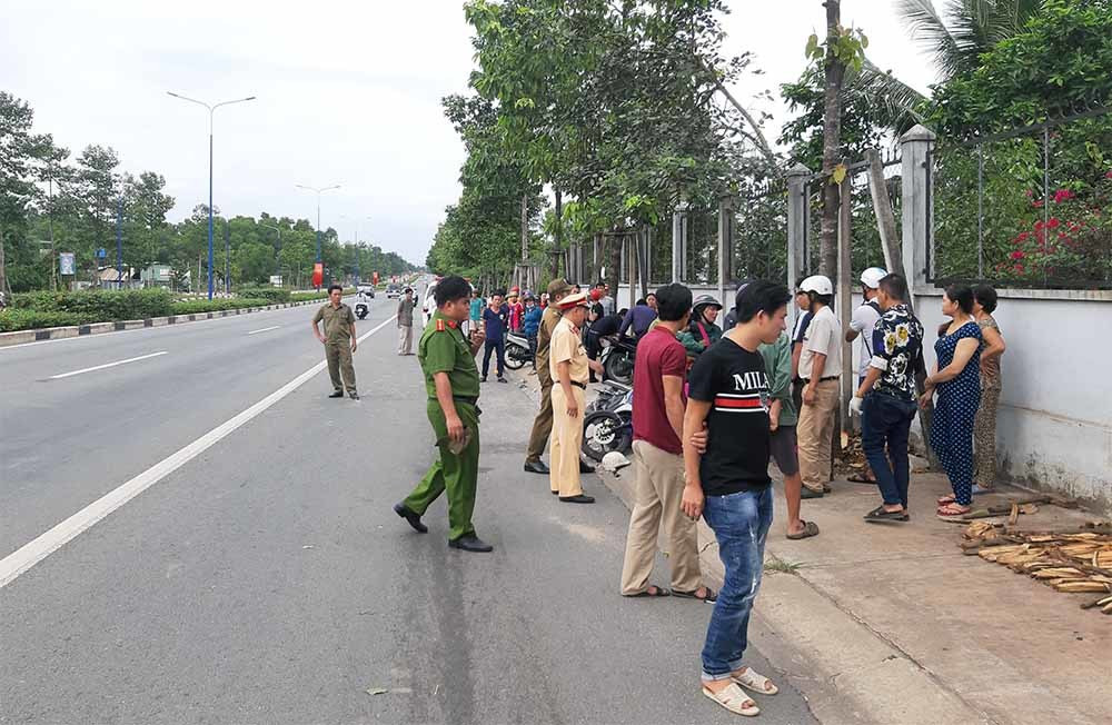 Don con choi le, nguoi me tre tong vao tru cay xanh tu vong-Hinh-2