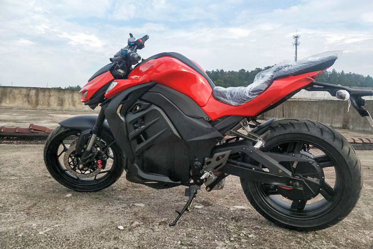 Xe cũng được trang bị hệ thống phanh đĩa đôi phía trước, đĩa đơn phía sau và phuộc trước Upside down khá hầm hố không kém mẫu xe hàng xịn.