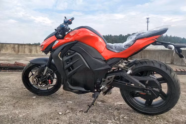 Xe cũng được trang bị hệ thống phanh đĩa đôi phía trước, đĩa đơn phía sau và phuộc trước Upside down khá hầm hố không kém mẫu xe hàng xịn.