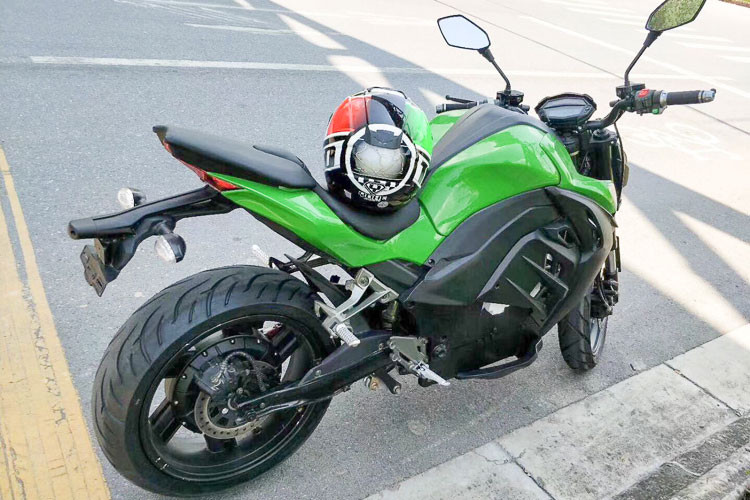 Phía sau, xe sử dụng vành lốp dạng bản lớn trông khá xấu nhưng vẫn rất ra dáng "phân khối lớn" với bản lốp khủng lên tới 160. Hiện chưa có thông tin về "sức mạnh" của khối động cơ này nên không rõ nó sẽ mạnh đến đâu để có thể "tải" được thân xác cồng kềnh và nặng nề này.