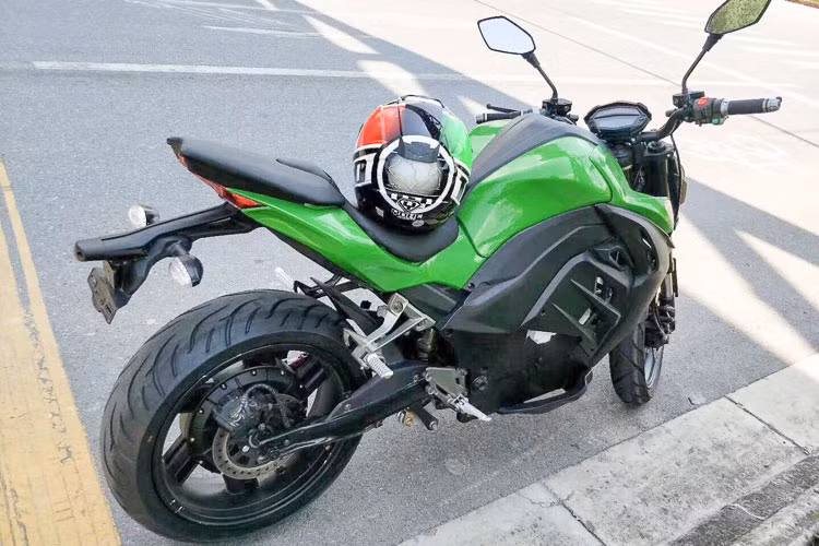 Phía sau, xe sử dụng vành lốp dạng bản lớn trông khá xấu nhưng vẫn rất ra dáng "phân khối lớn" với bản lốp khủng lên tới 160. Hiện chưa có thông tin về "sức mạnh" của khối động cơ này nên không rõ nó sẽ mạnh đến đâu để có thể "tải" được thân xác cồng kềnh và nặng nề này.