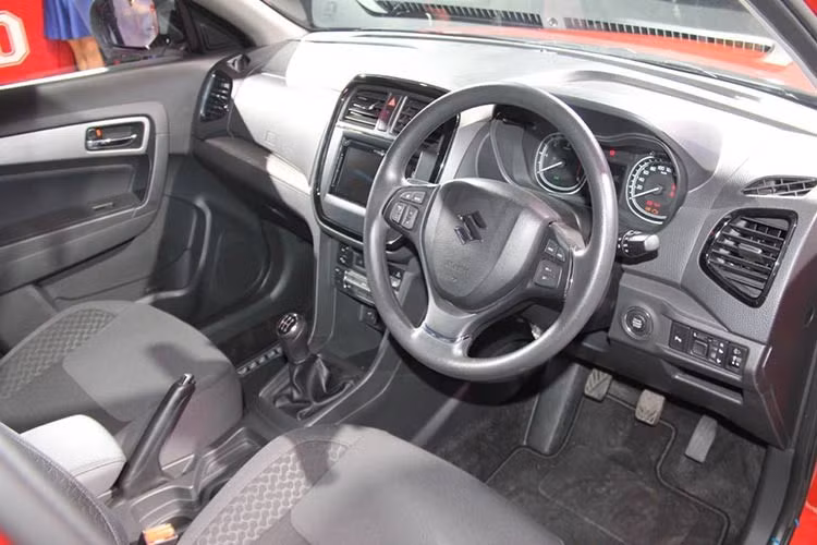 Các tính năng nổi bật khác trên mẫu xe này bao gồm; hệ thống SmartPlay tương thích ứng dụng Apple CarPlay, camera quan sát sau hỗ trợ đỗ xe, nút bấm khởi động, kiểm soát hành trình, túi khí kép, hệ thống chống bó cứng phanh ABS và hệ thống phanh bổ lực điện tử EBD…