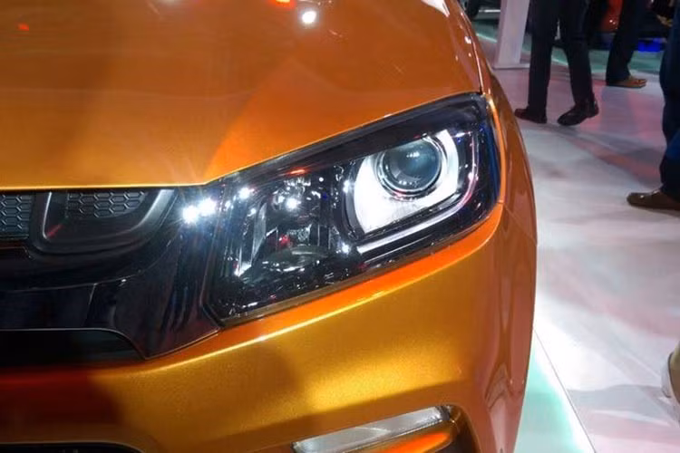  Suzuki Vitara Brezza được sơn hai màu tương tự người anh em Swift. Trong đó, trần xe, vỏ gương ngoại thất và một phần cản va trước được sơn màu khác biệt. Các số đo cơ bản của mẫu xe Vitara Brezza mới bao gồm dài x rộng x cao là 3995 x 1790 x 1640 mm.