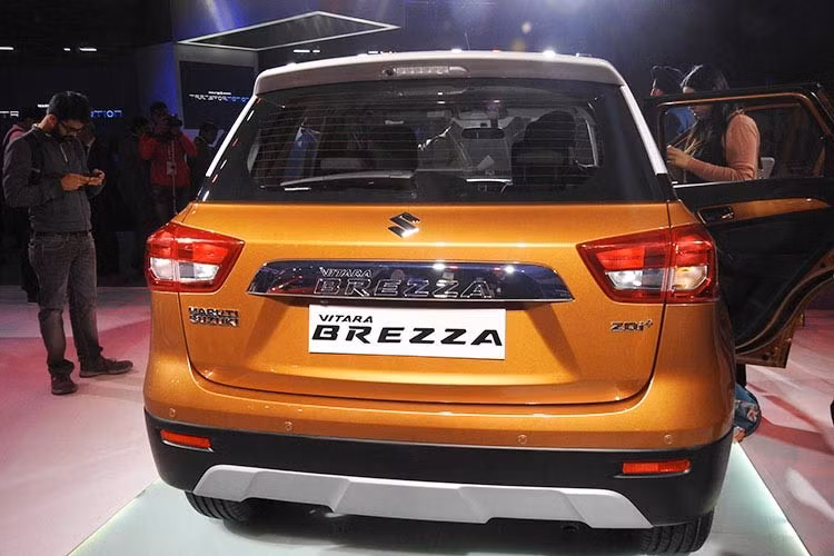  Phần đầu xe được trang dải đèn LED định vị ban ngày, đèn pha Projector và gương ngoại thất tích hợp đèn xi-nhan. Đuôi xe với cản sau vạm vỡ, đèn hậu dạng led, đèn phản quang phía cản sau cùng logo Brezaa nổi bật xuất hiện trên nắp mở cốp dạng crom.