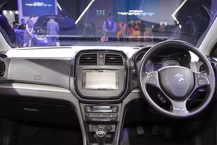 Bên trong nội thất, Vitara Brezza được trang bị ghế ngồi chất lượng cao có thể gập với tỷ lệ 60:40 ở hàng ghế sau, nút bấm điều khiển trên vô lăng, ghế ngồi cho người lái có thể chỉnh độ cao, cần gạt và bộ phun nước rửa kính chắn gió sau...