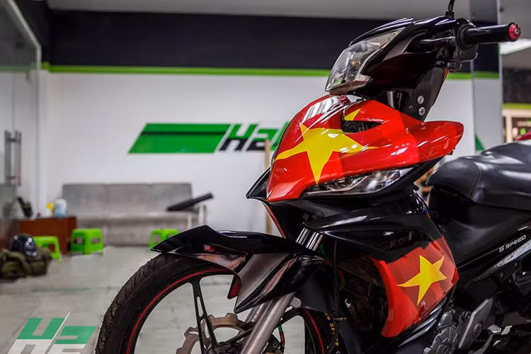 Exciter 135 được trang bị động cơ 4 thì, xi-lanh đơn, SOHC, dung tích 135 phân khối làm mát bằng dung dịch, công suất tối đa 12 mã lực tại 8.500 vòng/phút và mô-men xoắn cực đại 12 Nm tại 6.000 vòng/phút. 