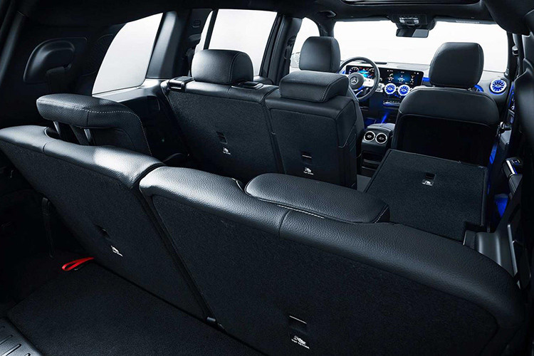 Ngoài hệ thống thông tin giải trí Mercedes-Benz User Experience (MBUX), mẫu SUV hạng sang này còn có hệ thống Energizing có tác dụng kết nối các tiện nghi như không khí, âm thanh, đèn viền nội thất và mùi hương... Mercedes-Benz khẳng định GLB 2020 sở hữu khoảng duỗi chân và không gian trên đầu hành khách ở hàng ghế sau rộng nhất trong phân khúc, tuy nhiên chỉ áp dụng cho phiên bản 5 chỗ.