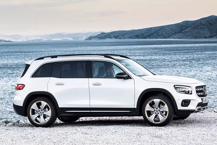 Dù sở hữu nội thất 7 chỗ ngồi nhưng GLB 2020 lại được hãng xe sang Mercedes-Benz gọi là một thành viên của "gia đình xe cỡ nhỏ toàn cầu". Đồng thời, Mercedes-Benz GLB 2020 mới cũng là lựa chọn thực dụng hơn và rộng rãi hơn của GLA.