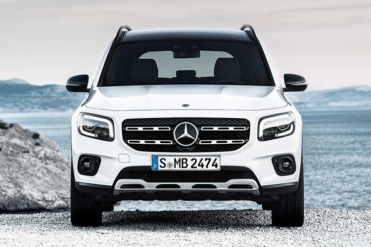 Về thiết kế, Mercedes-Benz GLB 2020 được coi như "tiểu G-Class" với ngoại hình khá vuông vắn và ít màu mè. Đầu xe xuất hiện cụm đèn pha hình chữ nhật và lưới tản nhiệt với nan kép dày dặn. Khi mua Mercedes-Benz GLB 2020, khách hàng có thể chi thêm tiền cho những trang bị tùy chọn như đèn pha LED, Multibeam LED và sương mù LED.