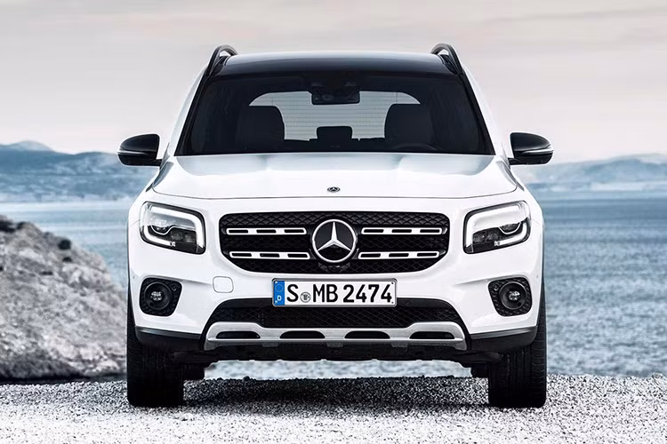 Về thiết kế, Mercedes-Benz GLB 2020 được coi như "tiểu G-Class" với ngoại hình khá vuông vắn và ít màu mè. Đầu xe xuất hiện cụm đèn pha hình chữ nhật và lưới tản nhiệt với nan kép dày dặn. Khi mua Mercedes-Benz GLB 2020, khách hàng có thể chi thêm tiền cho những trang bị tùy chọn như đèn pha LED, Multibeam LED và sương mù LED.