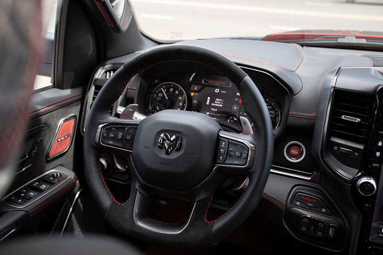 Là phiên bản hàng đầu của Ram, 1500 TRX được thiết kế để chinh phục những địa hình khắc nghiệt nhất. Vì vậy, Ram đã sử dụng thép cường độ cao cho toàn bộ phần khung 1500 TRX, giúp xe chịu được độ vặn xoắn cao, tăng độ ổn định, độ bền khi vận hành.