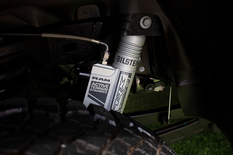 Xe sở hữu kích thước dài x chiều rộng x chiều cao lần lượt là 5.916 x 2.235 x 2.054 mm và chiều dài cơ sở 3.685 mm. Thùng sau của xe có kích thước rộng x cao là 1.687 x 543 mm. Siêu bán tải Ram 1500 TRX còn có khoảng sáng gầm lên đến 300 mm nên dễ dàng lội nước sâu 813 mm.