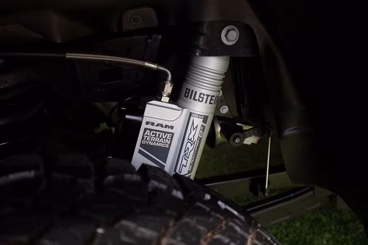 Xe sở hữu kích thước dài x chiều rộng x chiều cao lần lượt là 5.916 x 2.235 x 2.054 mm và chiều dài cơ sở 3.685 mm. Thùng sau của xe có kích thước rộng x cao là 1.687 x 543 mm. Siêu bán tải Ram 1500 TRX còn có khoảng sáng gầm lên đến 300 mm nên dễ dàng lội nước sâu 813 mm.