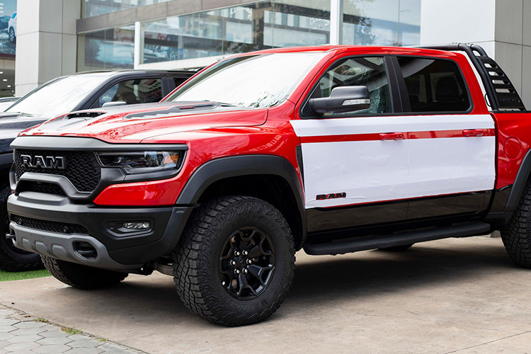 Ngoài ra, “khủng long bạo chúa” Ram 1500 TRX còn có nhiều tùy chọn đáng chú ý như: gương chiếu hậu kỹ thuật số sử dụng màn hình LCD 9,2 inch, camera quan sát chướng ngại vật ở phía trước hỗ trợ vượt địa hình...nhưng cao nhất là gói TR2. Gói này bao gồm nhiều chi tiết ốp sợi carbon quanh xe và màn hình hiển thị trên kính lái.