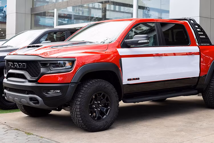 Ngoài ra, “khủng long bạo chúa” Ram 1500 TRX còn có nhiều tùy chọn đáng chú ý như: gương chiếu hậu kỹ thuật số sử dụng màn hình LCD 9,2 inch, camera quan sát chướng ngại vật ở phía trước hỗ trợ vượt địa hình...nhưng cao nhất là gói TR2. Gói này bao gồm nhiều chi tiết ốp sợi carbon quanh xe và màn hình hiển thị trên kính lái.